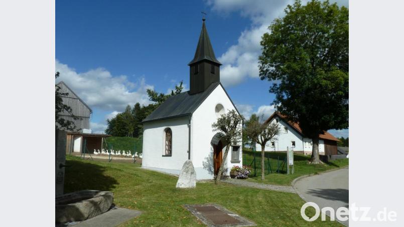Der Dorfplatz von Schwand punktet bereits mit Kapelle und Brunnen. Von der Einfachen Dorferneuerung könnten auch private Vorhaben profitieren. Bild: Portner