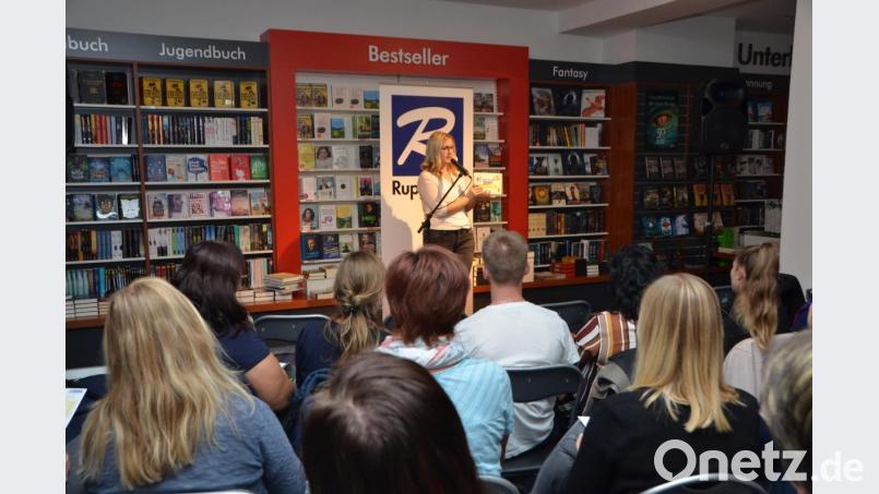 Beim Bücherabend in der Buchhandlung Rupprecht konnten sich Erzieherinnen und Kinderpflegerinnen über die Neuerscheinungen aus Pädagogik, Vorlesen und aus dem Bereich Bilderbuch informieren lassen. Bild: dob