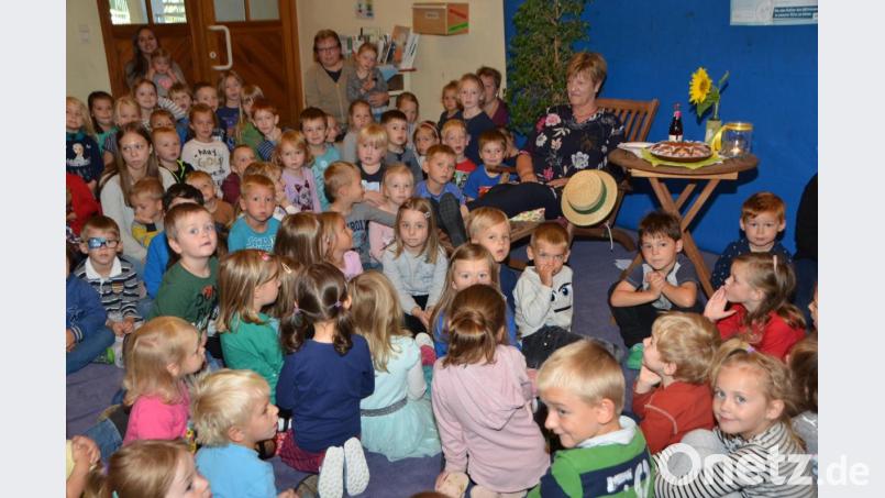 Erzieherin Anne Hassmann nimmt nach 30 Jahren in der Kindertagesstätte Don Bosco Abschied und geht in den wohlverdienten Ruhestand. Kinder singen und winken für sie persönlich ein letztes Mal . Bild: dob