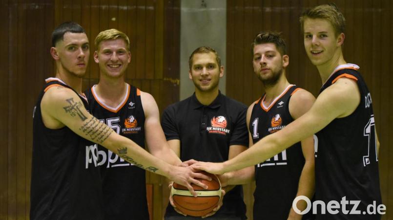 DJK-Coach Stefan Merkl (Mitte) und die Neuzugänge Aaron Scott, Christoph Sailer, Jojo Klughardt und Chris Faderl (von links). Bild: Tobias Schwarzmeier