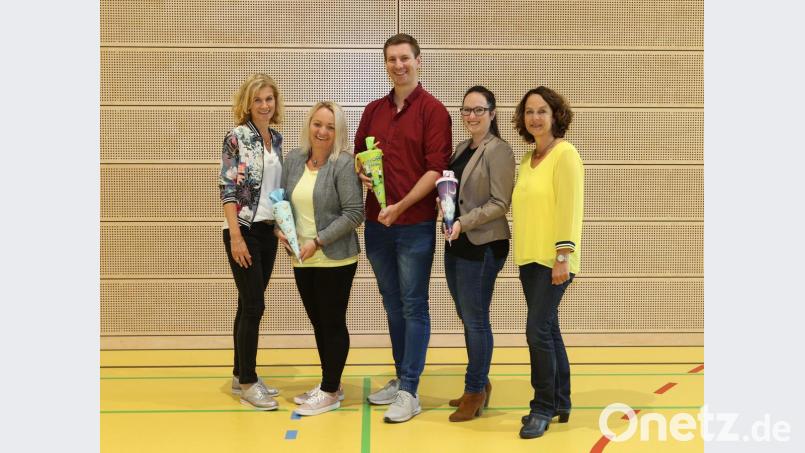 Rektorin Sabine Bauer (rechts) und Konrektorin Cornelia Kayl (links) begrüßen die neuen Kollegen (von links) Lydia Wagner, Fabian Köppl und Nina Baehnisch an der Neunburger Grundschule. Bild: exb/Fotostudio Kraus