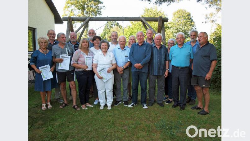 Bürgermeister Erwin Geitner (hinten, links) konnte gemeinsam mit den Spartenleitern Willi Anhalt (hinten, Vierter von links) und Werner Lang (hinten, rechts) zahlreichen Jubilaren gratulieren. Bild: sön