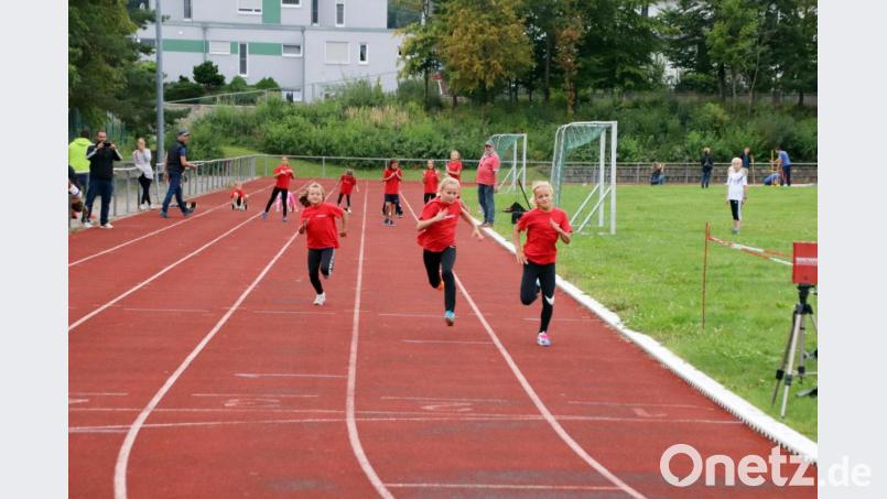 Die Mädchen und Buben messen sich beim Kinderleichtathletikfest in mehreren Disziplinen. Bild: jma