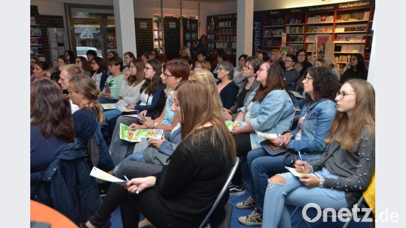 Beim Bücherabend in der Buchhandlung Rupprecht konnten sich Erzieherinnen und Kinderpflegerinnen über die Neuerscheinungen aus Pädagogik, Vorlesen und aus dem Bereich Bilderbuch informieren lassen. Bild: dob