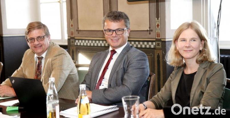 Tanja Weinberger (rechts) ist die neue Regionalmanagerin der ILE Schwarzach-Regen. Der stellvertretende Leiter des Amtes für Ländliche Entwicklung, Hans-Peter Schmucker (links), und Bürgermeister Martin Birner (Mitte) stellten sie bei der Versammlung der zehn Verbundpartner vor. Bild: Hirsch