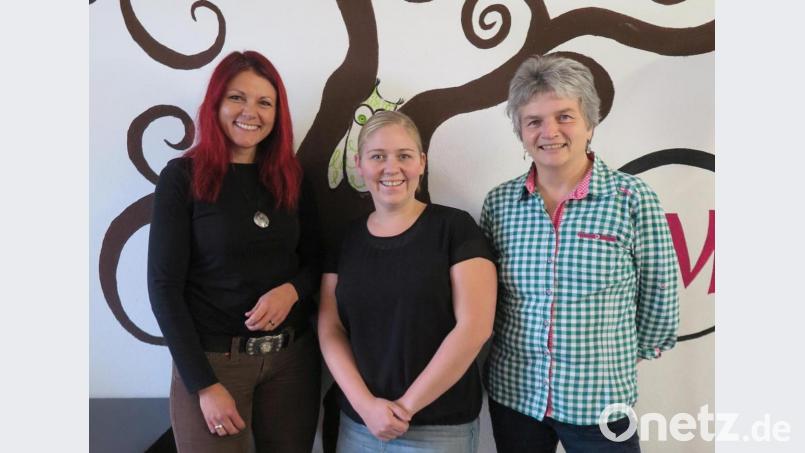 Jessika Wöhrl-Neuber, Silvia Ottinger und Christa Vogl (von links) machten sich Gedanken über die dreiteilige Kursreihe „Plastikfreier leben“ im Familienzentrum Mittendrin. Bild: jzk