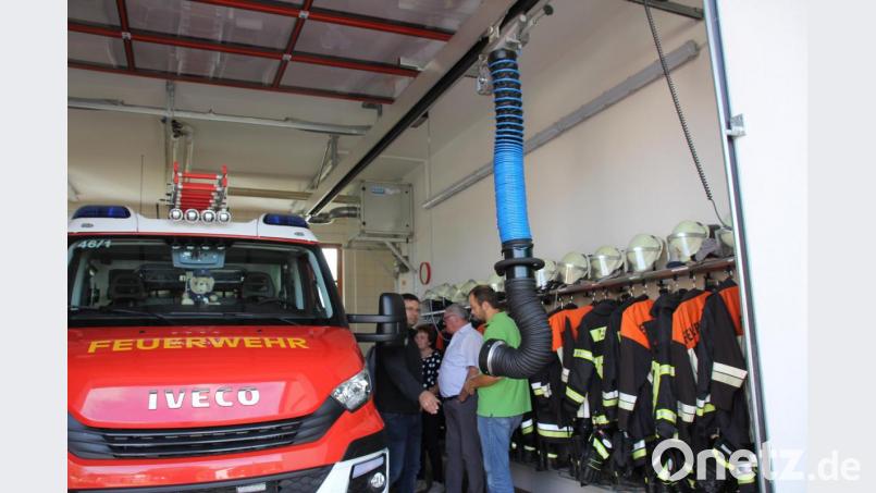 Einen Eindruck verschafften sich die Bauausschuss-Mitglieder von den Sanierungs- und Umbauarbeiten in mehreren Feuerwehrhäusern. Gut über 100 000 Euro hat die Stadt Oberviechtach beispielsweise für die nun vorgeschriebenen Abgas-Absauganlagen investiert. Bild: frd