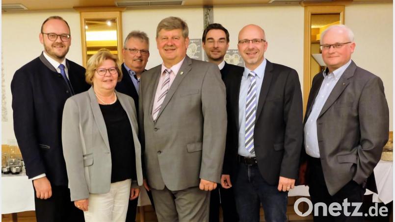 Die Nominierungsversammlung ist Geschichte. Bürgermeisterkandidat und CSU-Vorsitzender Martin Schregelmann freut sich über die Geschlossenheit und Unterstützung seiner Mitstreiter für die Kommunalwahl 2020. Landrat Andreas Meier und CSU-Kreisvorsitzender Stephan Oetzinger gratulieren . Bild: wlr