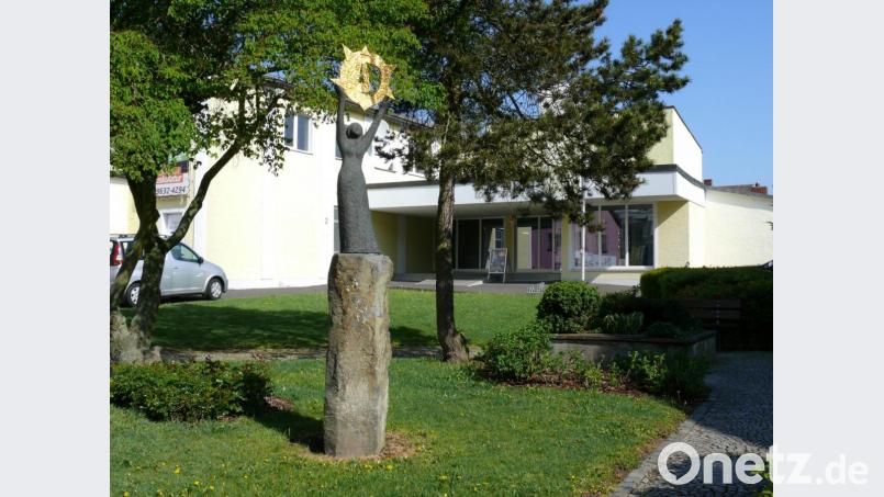 Die Bronze-Skulptur mit dem der goldenen Sonne in er kleinen Parkanlage an der Prinz-Ludwig-Straße in Waldsassen Bild: kgg