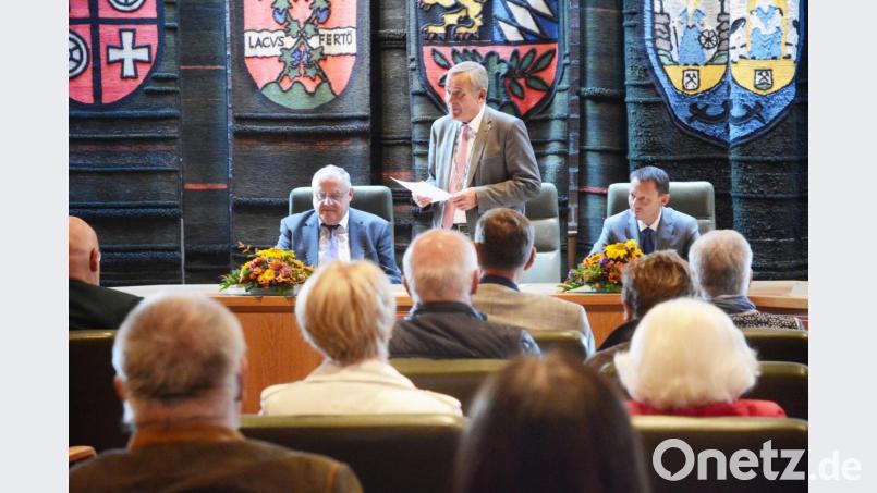 Oberbürgermeister Kurt Seggewiß (Mitte) und den Bürgermeistern Lothar Höher (links) und Jens Meyer ist eine besondere Freude, die engagierten Mitglieder verschiedener Weidener Vereine im Namen des Ministerpräsidenten auszuzeichnen. Bild: Gabi Schönberger