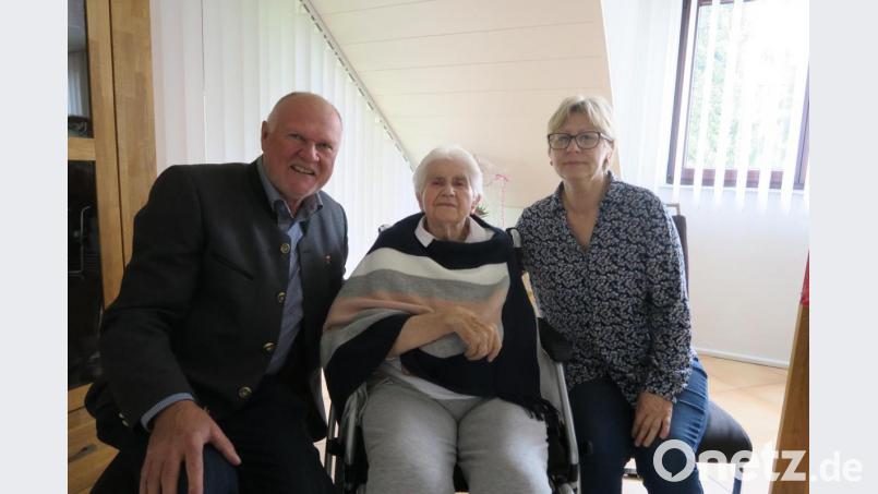 Von links Bürgermeister Norbert Schmid mit der 100 jährigen Stefanie Waletzki und Tochter Christine Chromy. Bild: ua