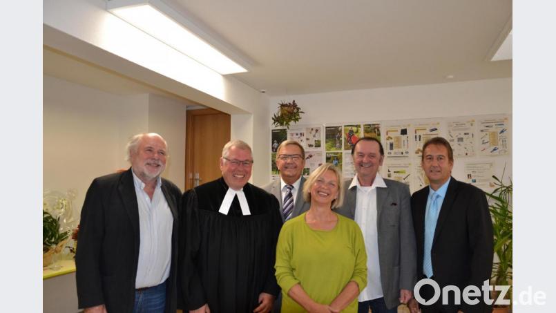 Von links der Geschäftsführer des Werkhof Amberg-Sulzbach Hans Seidl, Johannes Blohm, der Bürgermeister Martin Preuss, Angelika Krüger vom Werkhof Regensburg, der Betriebsleiter des Werkhofs Amberg-Sulzbach Reinhard Lautenschlager, der Vertreter des Jobcenters Reiner Liermann. Bild: psbt