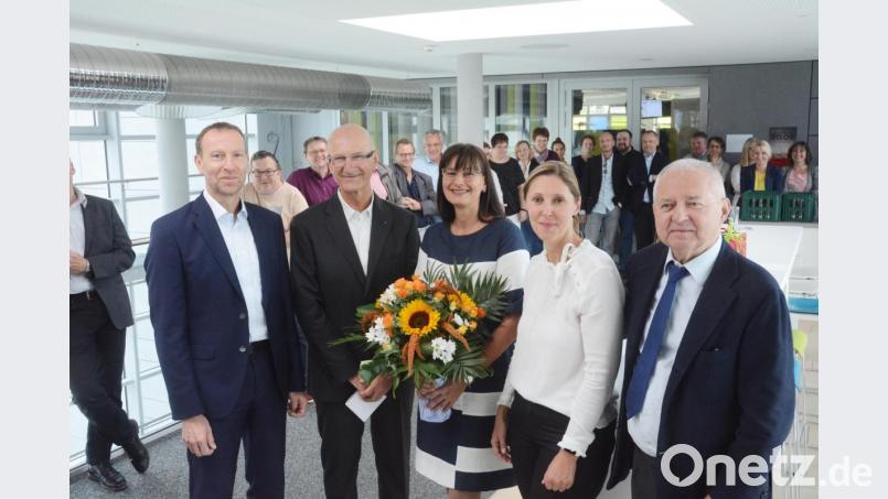 Abschiedsfeier für Clemens Fütterer (Zweiter von links) mit (von links) Geschäftsführer Thomas Maul, Gattin Claudia Biller-Fütterer und den Verlegern Viola und German Vogelsang. Bild: Gabi Schönberger