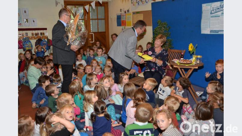 Erzieherin Anne Hassmann nimmt nach 30 Jahren in der Kindertagesstätte Don Bosco Abschied und geht in den wohlverdienten Ruhestand. Kinder singen und winken für sie persönlich ein letztes Mal . Bild: dob