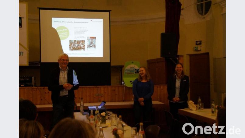 Alfred Kick von der Steuerungsgruppe und Susanne Schiller vom Stadtmarketing freuten sich mit Marina Malter (von links) über das große Interesse. Bild: kaz