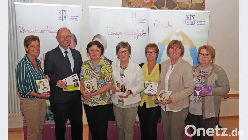 „Nur wer bewegt ist, kann andere bewegen“, lautet das Motto des Frauenbunds bei der Bildungskonferenz des Bezirks in Rothenstadt. Mit dabei (von links): Martha Urban, Pfarrer Heribert Englhard, Renate Bayerl, Margit Konze, Luitgard Hartl, Gisela Niklas-Eiband und Barbara Faltenbacher. Bild: Dobmeier
