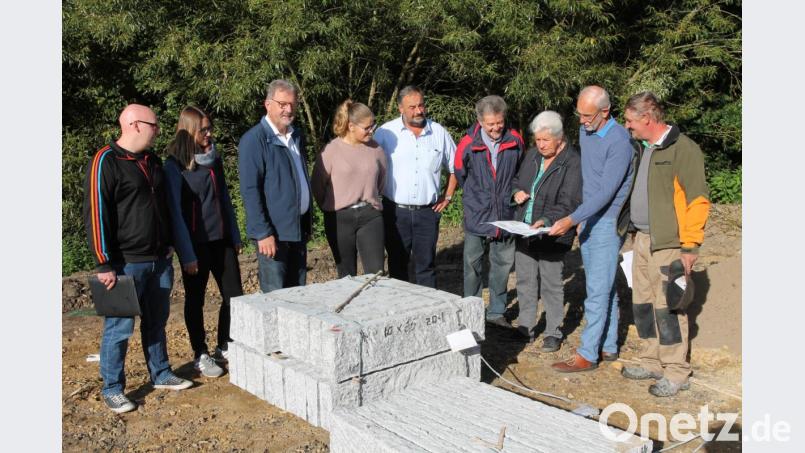 Architekt Günter Naumann (Zweiter von rechts) erläuterte die Pläne für den Informationspavillon. Bild: pi