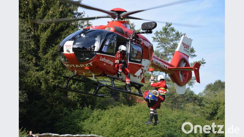Christoph 27 im Einsatz im Lauterachtal. Die Luftrettung ist Teamarbeit mit höchster Präzision - Pilot, Windenführer, Notarzt und Bergwachtretter müssen ein Team sein, das sich blind versteht. Bild: bö