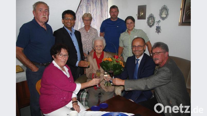 Bei guter Gesundheit feierte Anna Höcht ihren 100. Geburtstag. Zum besonderen Jubiläum gratulierten (sitzend: von links: Anna Koller, stellvertretender Landrat Alfred Scheidler und Bürgermeister Wolfgang Braun. Den Glückwünschen schlossen sich zudem an (stehend von links): Jürgen Wagner, Pfarrer Joseph, Edith Wagner und die Enkel Stephan und Susanne. Bild: wro