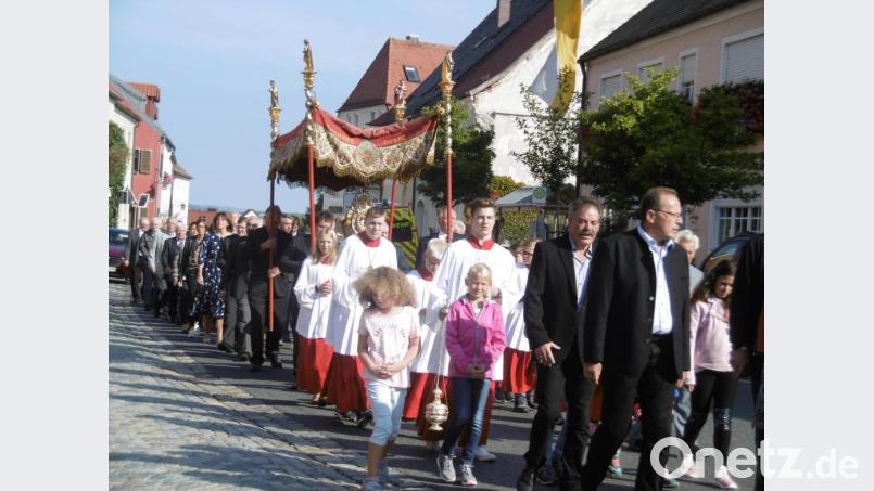 Zahlreiche Gläubige beteiligen sich am Kirchenzug zum Schutzengelfest der Pfarrei St. Martin. Bild: rgl