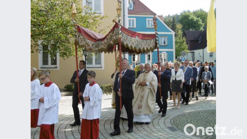 Beim Schutzengelfest zieht Pfarrer Arnold Pirner mit den Gläubigen durch Luhe. Bild: rgl