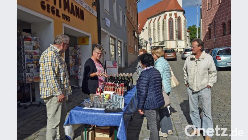 Beim Besenfest gehen die Geschäftsinhaber mit ihren Angeboten auf die Straße. Bild: Andreas Royer