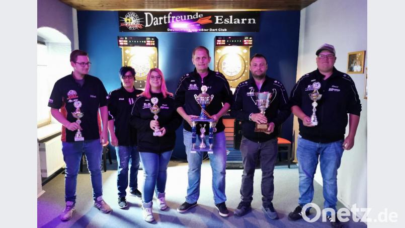 Ihre Erfolge können sich sehen lassen: Die Teamkapitäne (von rechts) Klaus Reil, Thomas Bösl, Hans-Jürgen Bauer, Stephanie Grünbauer, Vereinswirtin Simone Kraus und Tobias Hanauer mit ihren Trophäen. Bild: gz