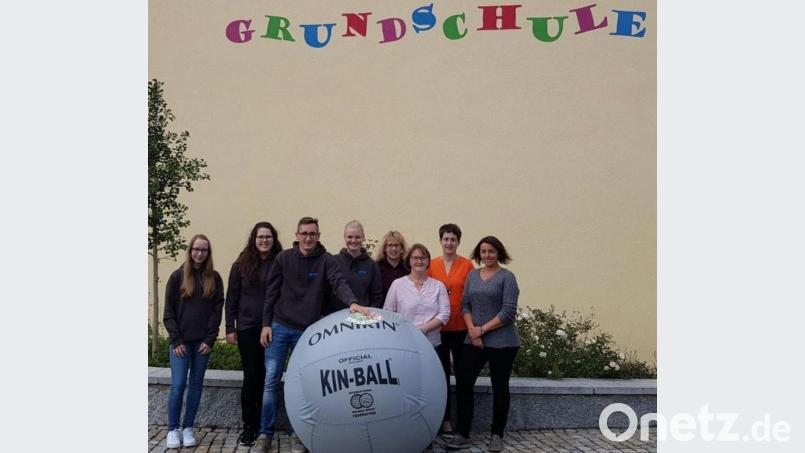 Mit ihrer Spende bereitet die Katholische Landjugend dem Elternbeirat der Grundschule mit Karola Groher (Fünfte von links) an der Spitze eine große Freude. Bild: lgc