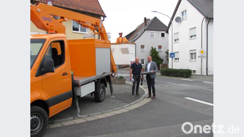 Gerhard Schmerber (links) und Bürgermeister Richard Kammerer (rechts) beobachten die Umrüstungsmaßnahmen der Straßenbeleuchtung in der Hüttener Straße in Mantel. Bild: sei