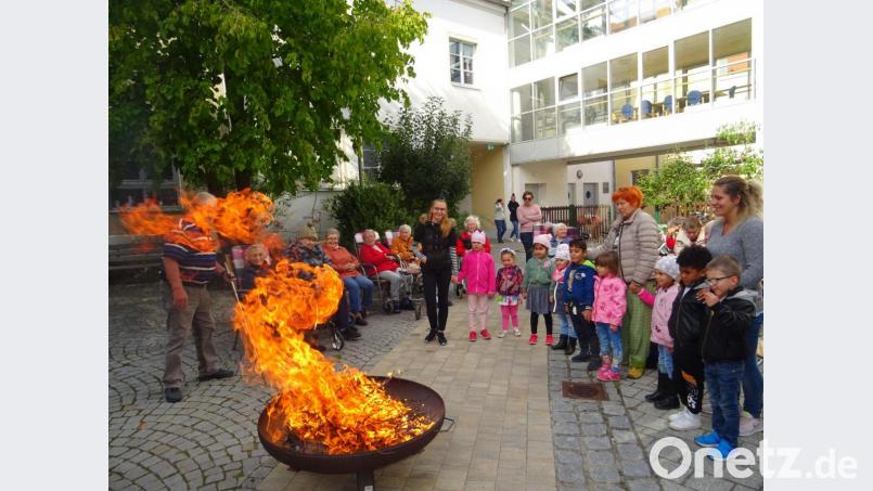 Die Senioren und Kinder des Caritas-Marienheims entzündeten das Kartoffelfeuer. Bild: Daniela Donhauser/exb