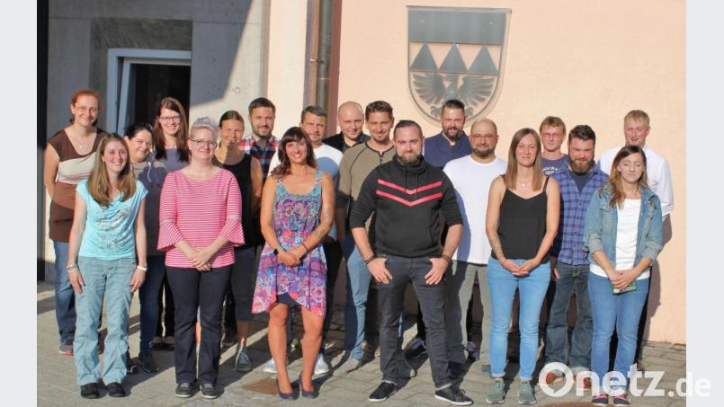 Der Einschulungsjahrgang 1989 traf sich bei der Grundschule Krummennaab und musste feststellen: Viel hat sich in 30 Jahren verändert. Nicht nur das Schulgebäude, sondern auch jeder Einzelne. Bild: att