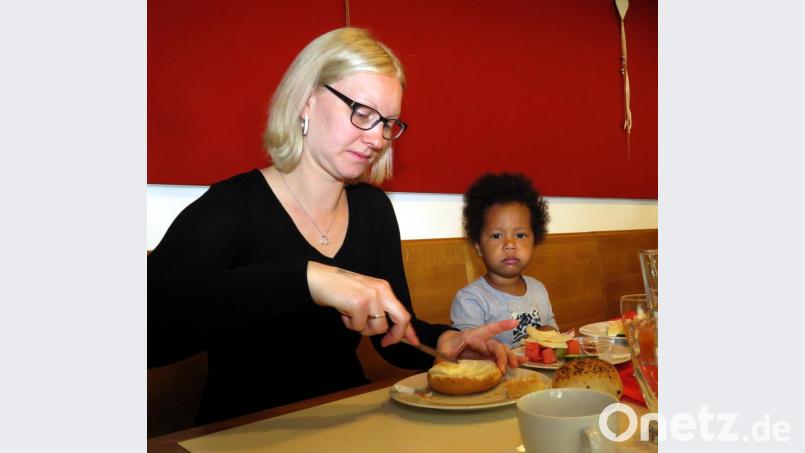 Mit großen Augen schaut die kleine Antcha zu, wie ihr Daniela Bassek eine Semmel mit Wurst belegt.Antcha ist heute zur Betreuung in der &quot;Rappekliste&quot; ohne Mama hier und darf natürlich mit frühstücken. Bild: ubb