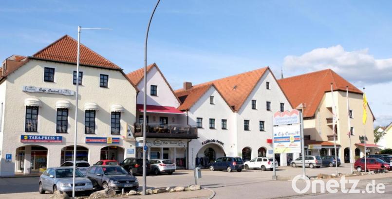 Der Eigentümerwechsel ist beschlossene Sache: Der Schwarzenfelder Unternehmer Wolfgang Meier erwirbt die sogenannte Ladenzeile (Bild) im Ortszentrum. Bild: mab