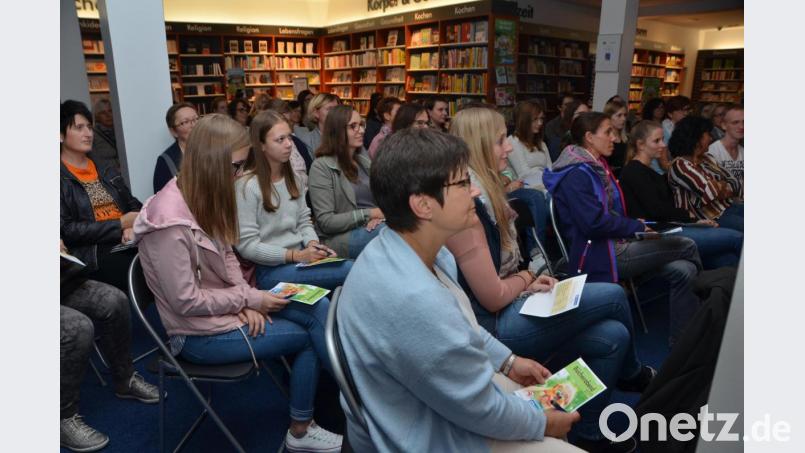 Beim Bücherabend in der Buchhandlung Rupprecht konnten sich Erzieherinnen und Kinderpflegerinnen über die Neuerscheinungen aus Pädagogik, Vorlesen und aus dem Bereich Bilderbuch informieren lassen. Bild: dob