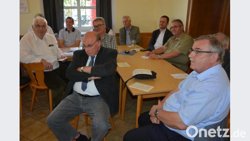 Zur vorerst letzten Jahresversammlung traf sich am Sonntag traf sich der Freundes- und Förderkreis der Spätberufenenschule Fockenfeld. Mit dabei auch Schulleiter Albert Bauer (rechts) und Tirschenreuther Gymnasiumschef, Oberstudiendirektor Georg Hecht (Mitte). Bild: jr