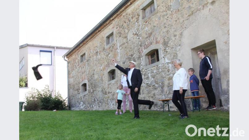 Sogar Pfarrer Herbert Rösl hatte am „Gummistiefel-Weitwerfen“ seinen Spaß. Bild: frd