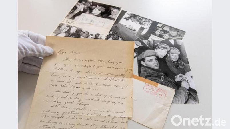 Ein handgeschriebener Brief von Elvis Presley und mehrere Originalfotos sind zu sehen. Bild: Armin Weigel
