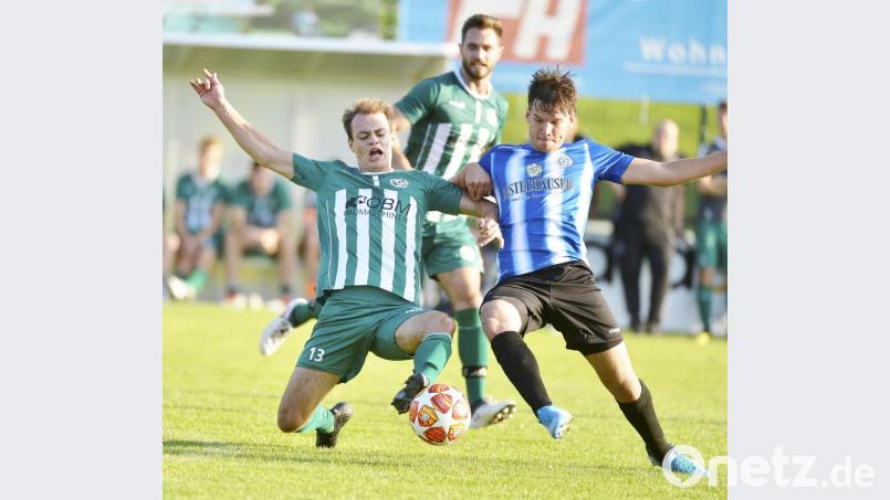 Mächtig ins Zeug legen müssen sich die Gebenbacher (links Bastian Freisinger, hinten Benjamin Epifani) am Freitagabend im Spiel beim Spitzenreiter SV Seligenporten. Bild: Hubert Ziegler
