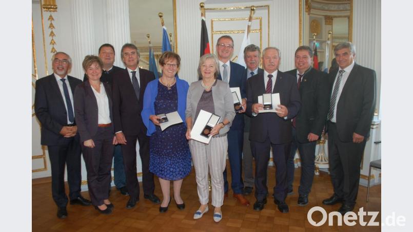 Maria Baumer (mit Medaille, von links), Sonja Laußer, Franz Grabinger und Josef Sturm nahmen die Auszeichnung in Regensburg von Regierungspräsident Axel Bartelt (Vierter von links) entgegen. Weitere Amtsträger gratulierten bei der Veranstaltung. Bild: gib