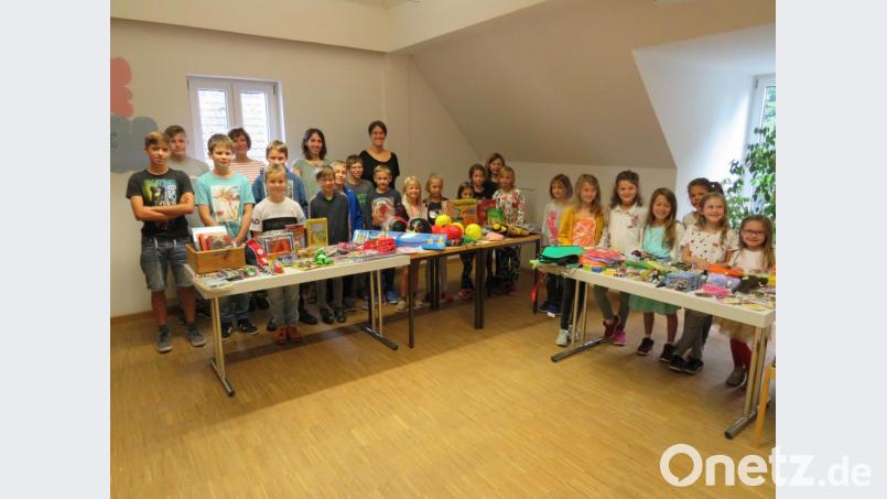 Die Leiterinnen Doris Neumann und Ruth Reichl (hinten, von rechts) freuen sich über die Lesebegeisterung der Kinder und überreichen Urkunden und Preise. Bild: adj