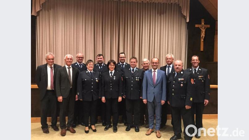 Für 25 Jahre aktiven Dienst in der Feuerwehr wurden zahlreiche Brandschützer geehrt. Mit im Bild: Ebnaths Gemeindeoberhaupt Manfred Kratzer (von links) und Neusorgs Bürgermeister Peter König sowie Kreisbrandmeister Peter Prechtl (von rechts), Kreisbrandrat Andreas Wührl, Pullenreuths dritter Bürgermeister Robert Bauer, stellvertretender Landrat Dr. Alfred Scheidler und der Bürgermeister von Brand Ludwig König. Bild: öt