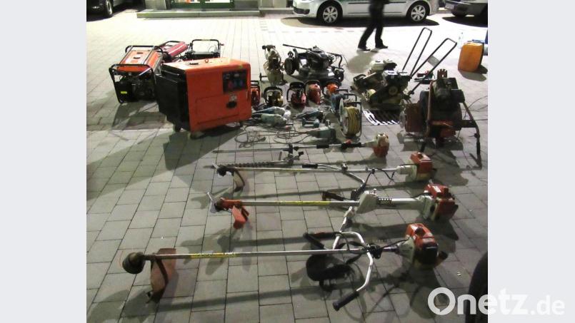 Die Rumänen haben mehrere Rasentrimmer, Motorsägen, Rüttelplatten, Rasenmäher und weitere Werkzeuge im Gepäck. Bild: exb