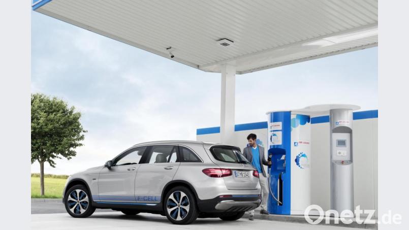 Der Fahrer eines Mercedes F-Cell füllt sein Auto an einer Wasserstofftankstelle. Die mit dieser Antriebsart beschäftigten Mitarbeiter des Landratsamts und der OTH könnten sich so ein Szenario in einigen Jahren zum Beispiel in der Nähe von großen Photovoltaikanlagen oder an der A 6 vorstellen. Bild: Daimler AG