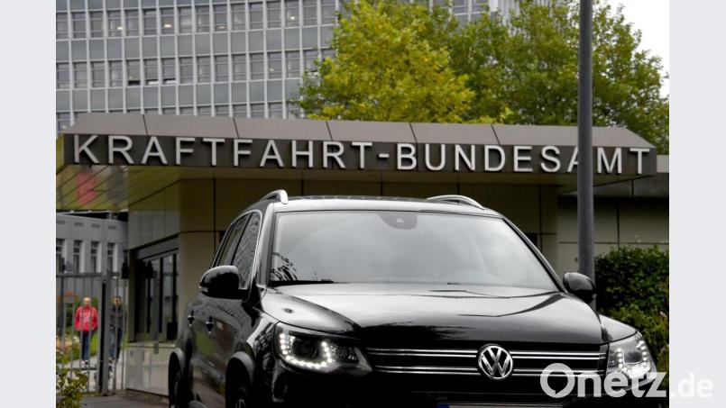 Ein Volkswagen Tiguan vor dem Kraftfahrt-Bundesamt (KBA) in Flensburg Bild: Carsten Rehder
