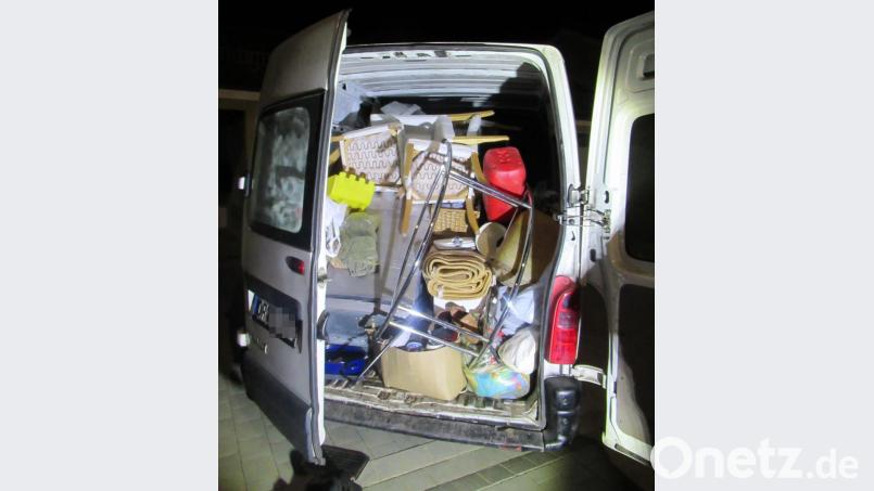 Diesen vollgestopften Transporter nehmen die Beamten der Grenzpolizei Waidhaus genauer unter die Lupe. Bild: exb