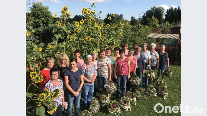 Maria Breitschaft (Zweite von rechts) leitete den Bastelnachmittag des Obst- und Gartenbauvereins Pfreimd. Bild: exb