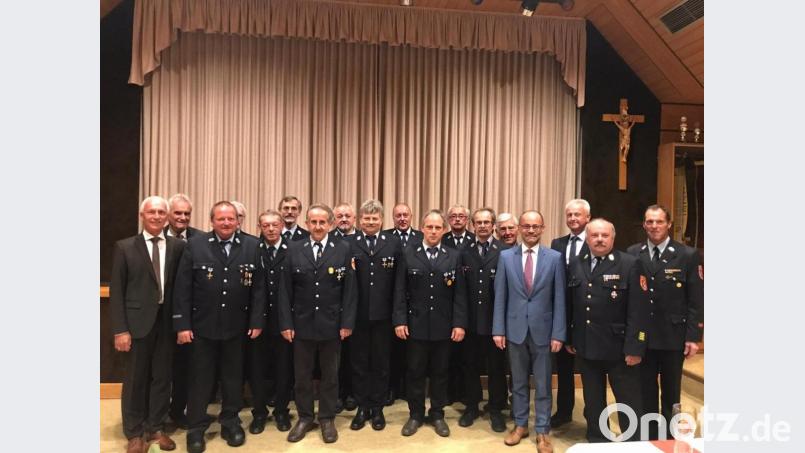Verdiente Feuerwehrmitglieder wurden im Pfarrsaal von Neusorg für 40 Jahre aktiven Feuerwehrdienst ausgezeichnet. Unsere Aufnahme zeigt sie mit Neusorgs Bürgermeister Peter König (von links), Ebnaths Gemeindeoberhaupt Manfred Kratzer und Kreisbrandmeister Peter Prechtl (von rechts) Kreisbrandrat Andreas Wührl, Pullenreuths dritten Bürgermeister Robert Bauer, stellvertretenden Landrat Dr. Alfred Scheidler und dem Brander Gemeindeoberhaupt Ludwig König. Bild: öt