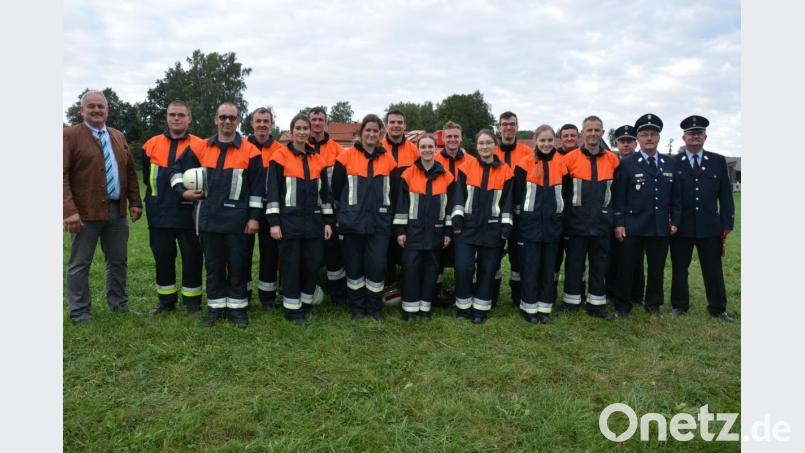 Bürgermeister Johann Burger und Kommandant Thomas Lindner (von links) gratulierten der Feuerwehr Großensees zur erfolgreichen Abnahme von zwei Leistungsabzeichen „Wasser“. Die drei Schiedsrichter Günther Fachtan, Albert Fröhlich und Florian Trießl (von rechts) bescheinigten eine einwandfreie Leistung und gratulierten zur erfolgreichen Ausbildung. Bild: jr
