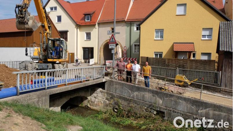 Im Rahmen einer Baustellenbesichtigung erläuterte der Vorarbeiter der Firma Markgraf dem Bürgermeister Hans-Martin Schertl (2.v.r.) und Bauamtsleiter Stefan Ertl (1.v.r.) den Fortgang der Maßnahme. Zur Koordination der Verlegung der neuen Hausanschlüsse wird der Wassermeister der Stadt Vilseck Markus Leonhard (links) mit eingebunden. Bild: Stefanie Gradl