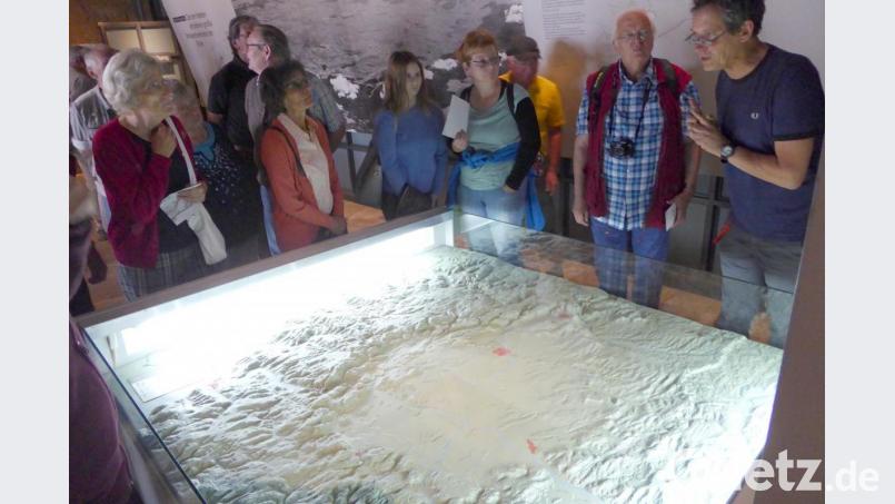 Professor Stefan Hölzl (rechts), Leiter des Ries-Krater-Museums in Nördlingen, erklärt am Relief die Entstehung des Ries. Bild: Schönberger, Ferdinand [fsb]